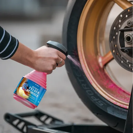 S100 Motorcycle Rim Cleaner 500 мл препарат за почистване на мотоциклетни джанти от смазка и спирачен прах
