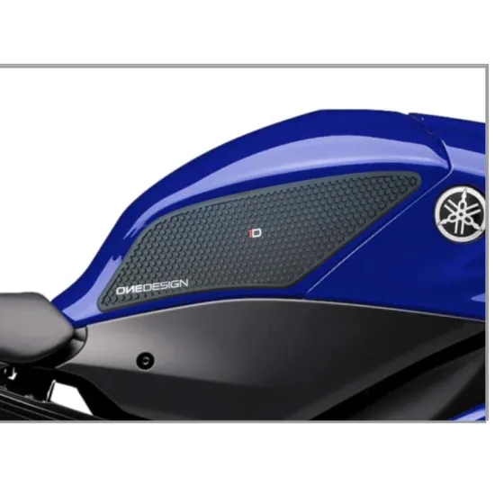 Син Yamaha R6 мотоциклет с монтиран черен протектор за резервоар с решетъчна текстура и лого OneDesign