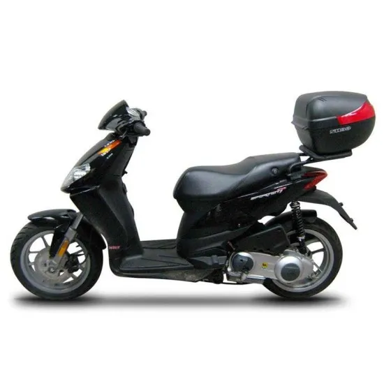 Черна метална платформа SHAD монтирана на задната част на Aprilia SportCity 125 с прикрепен черен куфар с червени акценти