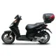 Черна метална платформа SHAD монтирана на задната част на Aprilia SportCity 125 с прикрепен черен куфар с червени акценти