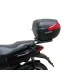 Черна метална платформа SHAD монтирана на задната част на Aprilia SportCity 125 с прикрепен черен куфар с червени акценти