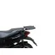 Черна метална платформа SHAD монтирана на задната част на Aprilia SportCity 125 с прикрепен черен куфар с червени акценти