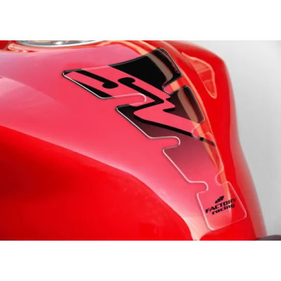 Протектор за резервоар ONEDESIGN в черно, сиво и бяло с лого Factory Racing, показан върху червен мотоциклетен резервоар