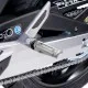 Сребристи алуминиеви мото степенки Barracuda с перфорирана повърхност и черни гумени краища, монтирани на бял мотоциклет