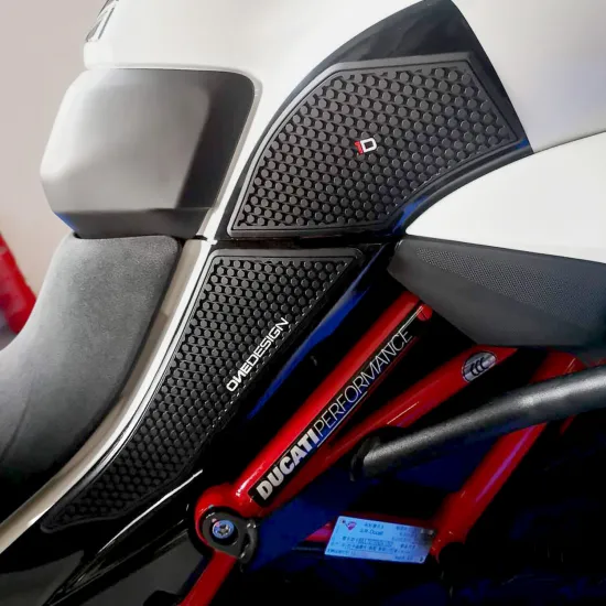 Черен протектор за резервоар Ducati с хексагонална текстура, бяло лого OneDesign и монтирани части на червено-сини Multistrada