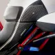 Черен протектор за резервоар Ducati с хексагонална текстура, бяло лого OneDesign и монтирани части на червено-сини Multistrada