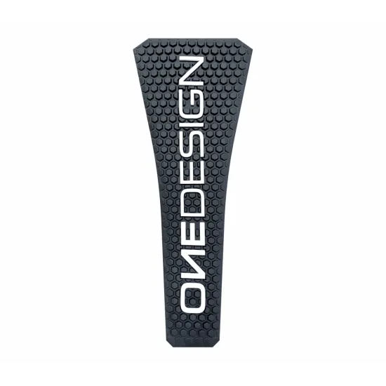 Черен протектор за резервоар OneDesign с бели букви върху хексагонална текстура, поставен на червен мотоциклетен резервоар