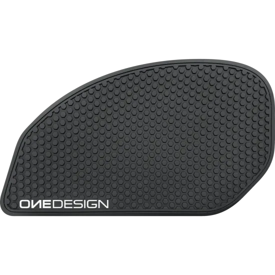 Черен протектор за мотоциклетен резервоар OneDesign с хексагонална гумена текстура и бяло лого, показан монтиран на червен резервоар