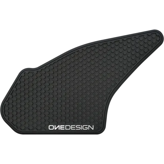 Черен протектор за резервоар ONEDESIGN с хексагонална противоплъзгаща повърхност, монтиран на сив мотоциклет Honda с жълти акценти
