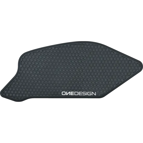 Черни протектори за резервоар OneDesign с шестоъгълна фактура, монтирани на червен Honda мотоциклет и показани отделно