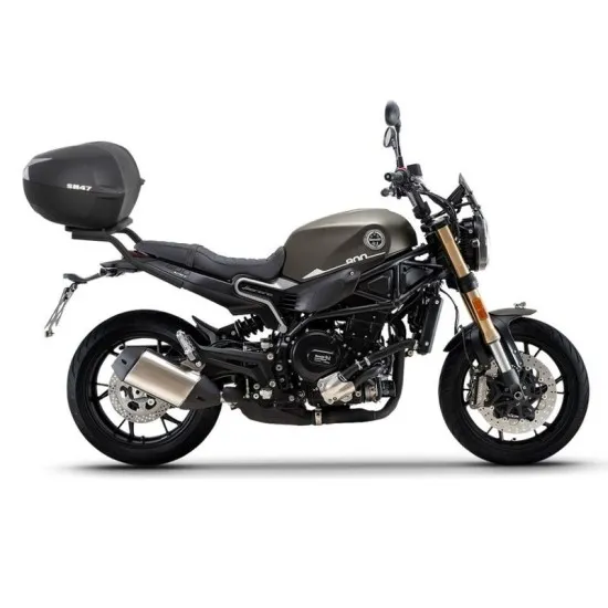 Сив мотоциклет Benelli Leoncino 800 с монтиран черен куфар SHAD чрез метален носач, показващ интеграцията на системата