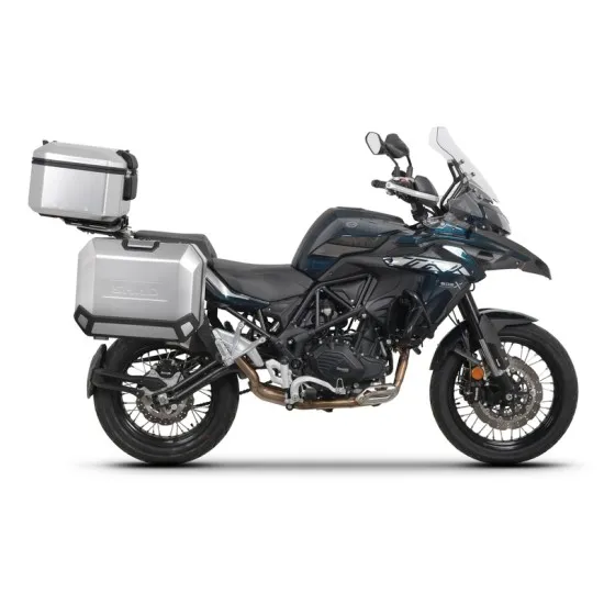 Сив adventure мотоциклет Benelli TRK502X с монтирани сребристи алуминиеви куфари SHAD, показващ 4P монтажната система и багажникa