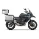 Сив adventure мотоциклет Benelli TRK502X с монтирани сребристи алуминиеви куфари SHAD, показващ 4P монтажната система и багажникa