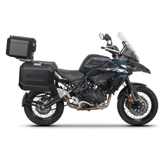 Сив adventure мотоциклет Benelli TRK502X с монтирани сребристи алуминиеви куфари SHAD, показващ 4P монтажната система и багажникa