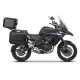 Сив adventure мотоциклет Benelli TRK502X с монтирани сребристи алуминиеви куфари SHAD, показващ 4P монтажната система и багажникa