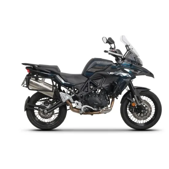 Сив adventure мотоциклет Benelli TRK502X с монтирани сребристи алуминиеви куфари SHAD, показващ 4P монтажната система и багажникa
