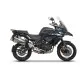 Сив adventure мотоциклет Benelli TRK502X с монтирани сребристи алуминиеви куфари SHAD, показващ 4P монтажната система и багажникa