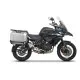 Сив adventure мотоциклет Benelli TRK502X с монтирани сребристи алуминиеви куфари SHAD, показващ 4P монтажната система и багажникa