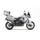 Бял KTM 1290 Super Adventure с монтирани сиви метални куфари SHAD - два странични и един заден куфар, показани в различни конфигурации на системата