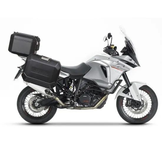 Бял KTM 1290 Super Adventure с монтирани сиви метални куфари SHAD - два странични и един заден куфар, показани в различни конфигурации на системата