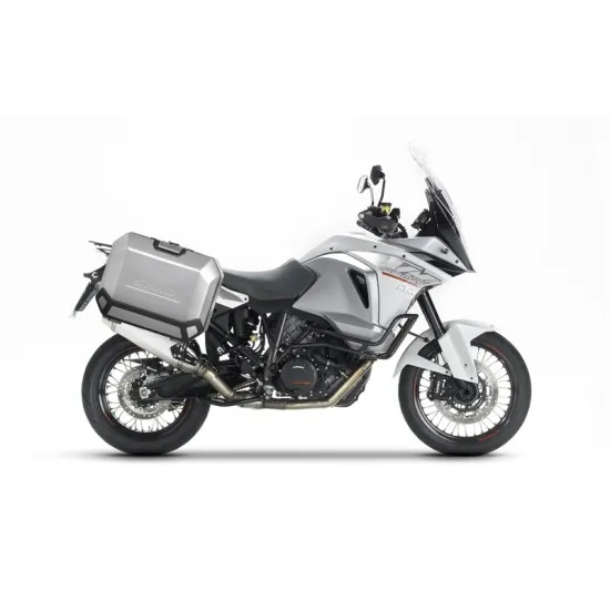 Бял KTM 1290 Super Adventure с монтирани сиви метални куфари SHAD - два странични и един заден куфар, показани в различни конфигурации на системата