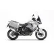 Бял KTM 1290 Super Adventure с монтирани сиви метални куфари SHAD - два странични и един заден куфар, показани в различни конфигурации на системата