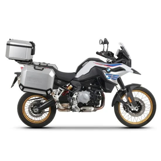 BMW F750GS в бяло-синьо с монтиран SHAD 4P System комплект и алуминиеви странични куфари на бял фон