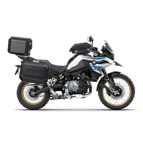 BMW F750GS в бяло-синьо с монтиран SHAD 4P System комплект и алуминиеви странични куфари на бял фон