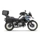 BMW F750GS в бяло-синьо с монтиран SHAD 4P System комплект и алуминиеви странични куфари на бял фон
