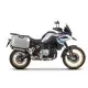 BMW F750GS в бяло-синьо с монтиран SHAD 4P System комплект и алуминиеви странични куфари на бял фон