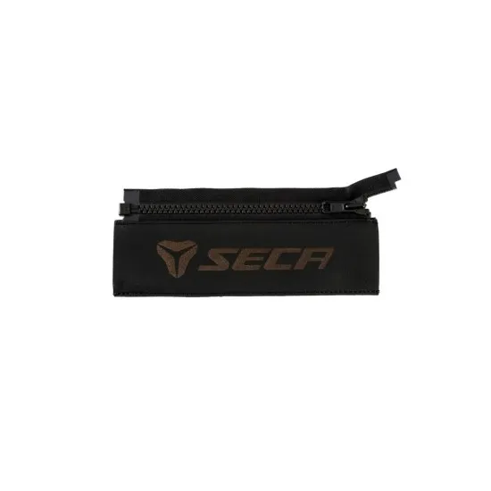 Черен кожен свързващ колан SECA BELT JOINT SHORT с кафяво лого и отворен цип на бял фон
