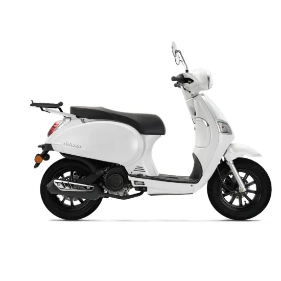 Черни метални носачи SHAD монтирани на бял скутер Keeway Zahara с черен страничен куфар SH34