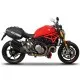Червен мотоциклет Ducati с черни метални скоби SHAD монтирани на задната част за закрепване на текстилни дисаги
