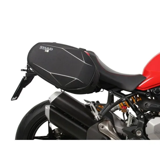 Червен мотоциклет Ducati с черни метални скоби SHAD монтирани на задната част за закрепване на текстилни дисаги