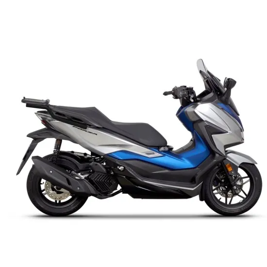 Черен монтажен комплект SHAD с куфар SH47 монтиран на бял Honda Forza скутер, показващ стабилната метална платформа и интегрирания дизайн