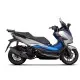 Черен монтажен комплект SHAD с куфар SH47 монтиран на бял Honda Forza скутер, показващ стабилната метална платформа и интегрирания дизайн