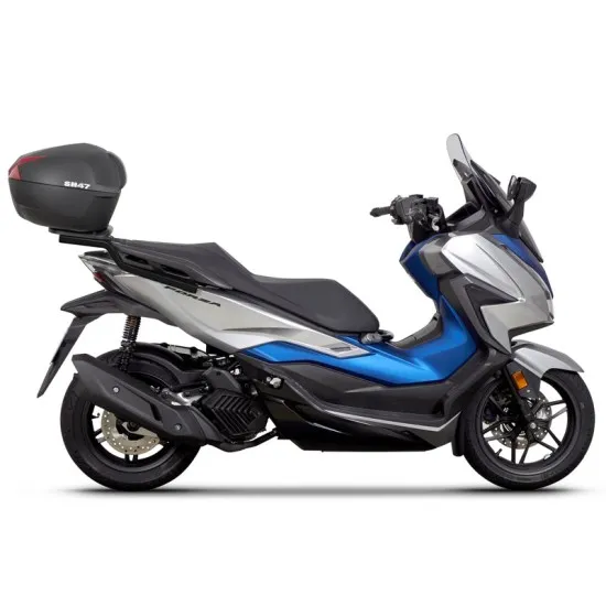 Черен монтажен комплект SHAD с куфар SH47 монтиран на бял Honda Forza скутер, показващ стабилната метална платформа и интегрирания дизайн