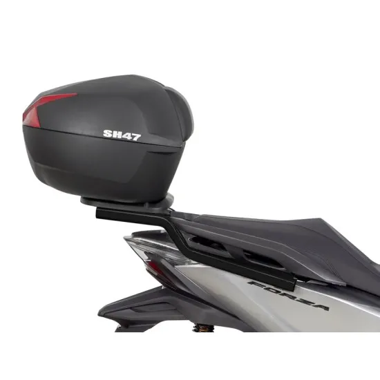 Черен монтажен комплект SHAD с куфар SH47 монтиран на бял Honda Forza скутер, показващ стабилната метална платформа и интегрирания дизайн