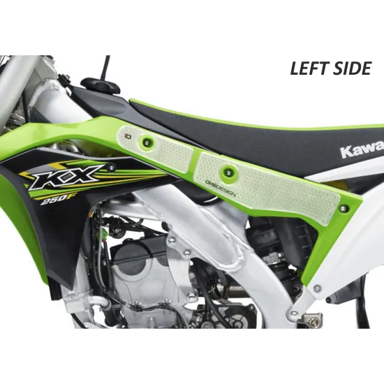 Прозрачни протектори с хексагонална текстура монтирани на зелен резервоар Kawasaki KX 250F, показани от лява и дясна страна