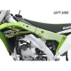 Прозрачни протектори с хексагонална текстура монтирани на зелен резервоар Kawasaki KX 250F, показани от лява и дясна страна