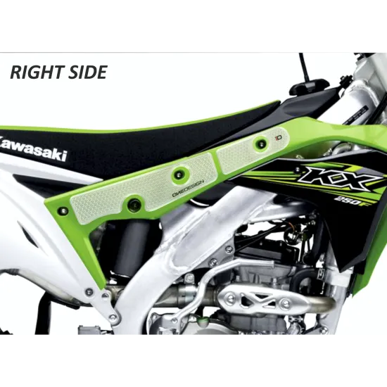 Прозрачни протектори с хексагонална текстура монтирани на зелен резервоар Kawasaki KX 250F, показани от лява и дясна страна