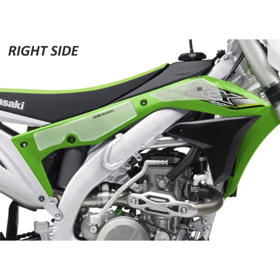 Прозрачни HDR протектори с шестоъгълна текстура монтирани на зелен Kawasaki KX450F мотор, показани от дясна и лява страна