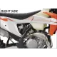 Прозрачни протектори за резервоар KTM с шестоъгълен текстурен дизайн и ONEDESIGN лого, монтирани на бял и оранжев мотоциклет