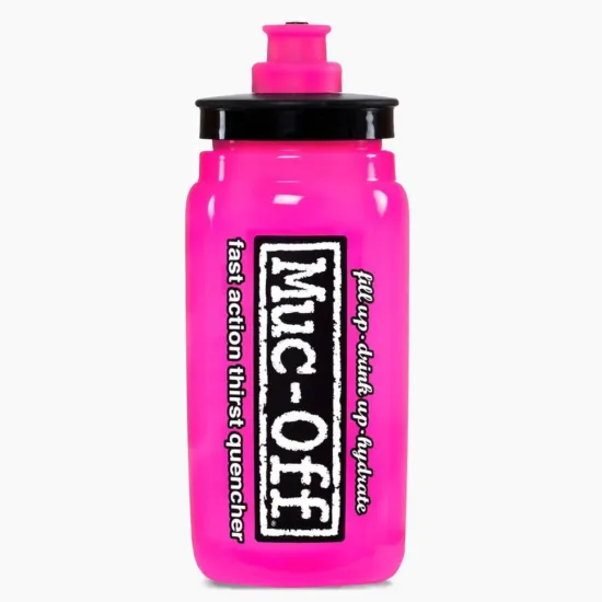 Ярко розова спортна бутилка Muc-Off Elite Fly с черна ергономична капачка, фирмено лого и надписи на английски език