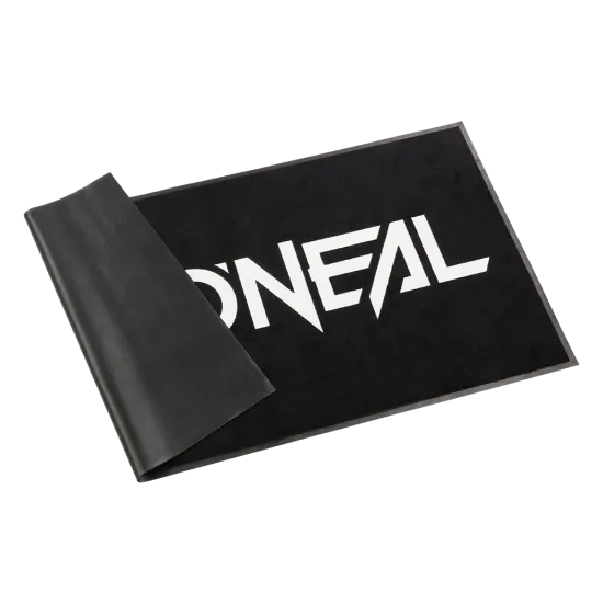 Черен работен килим O'NEAL 100x200 см с бяло лого, показан сгънат и разгънат на бял фон
