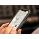 Прозрачен стъклен протектор QUAD LOCK върху Samsung Galaxy S21FE с лилаво-розов фон екран, показващ ултра тънкия профил