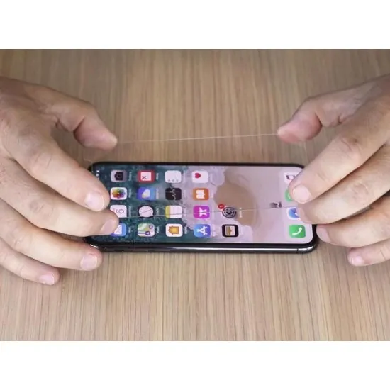 Прозрачен стъклен протектор QUAD LOCK върху Samsung Galaxy S21FE с лилаво-розов фон екран, показващ ултра тънкия профил