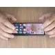 Прозрачен стъклен протектор QUAD LOCK върху Samsung Galaxy S21FE с лилаво-розов фон екран, показващ ултра тънкия профил