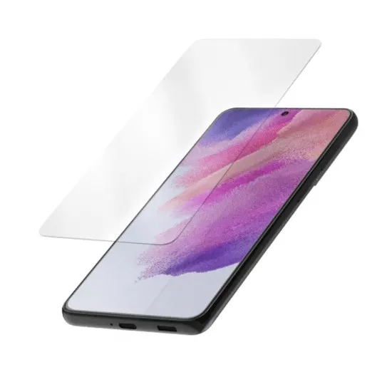 Прозрачен стъклен протектор QUAD LOCK върху Samsung Galaxy S21FE с лилаво-розов фон екран, показващ ултра тънкия профил