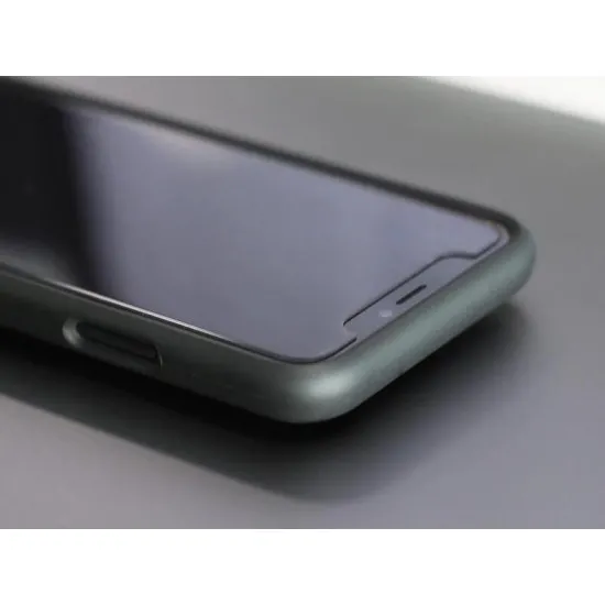 Прозрачен стъклен протектор QUAD LOCK върху Samsung Galaxy S21FE с лилаво-розов фон екран, показващ ултра тънкия профил